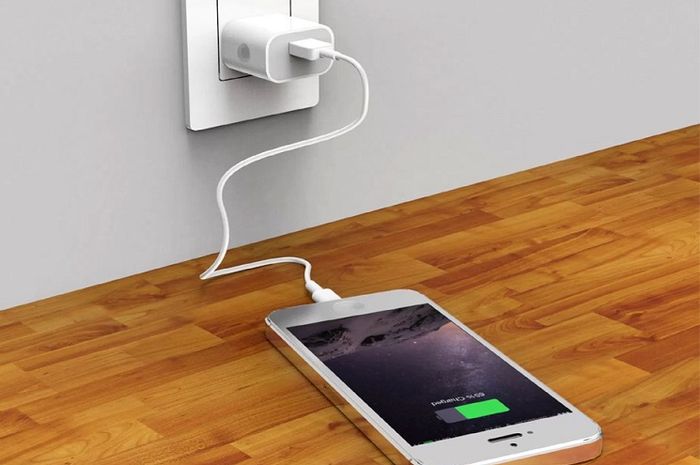 Waspada Gadget Bisa Berbahaya Jika Menggunakannya sambil di Charger
